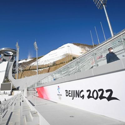 Pekingin vuoden 2022 talviolympialaisten mäkihyppystadion on tyhjillään. 