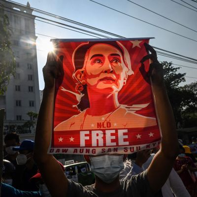 Demonstrationerna mot militärkuppen i februari fortsätter i Myanmar och porträtt på Aung San Suu Kyi bärs så gott som alltid fram av demonstranterna. 