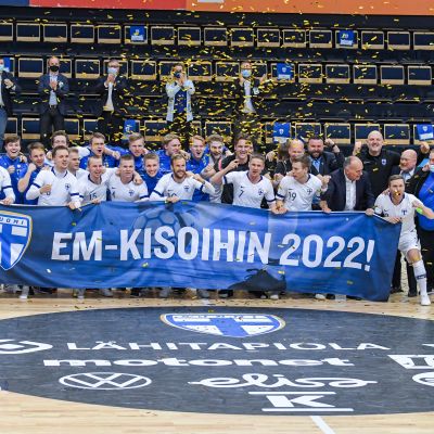 Futsalmaajoukkue pääsi juhlimaan EM-kisapaikkaa huhtikuussa 2021.