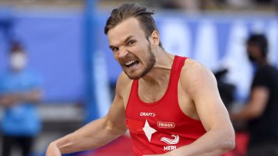 Erik Back löper i mål.
