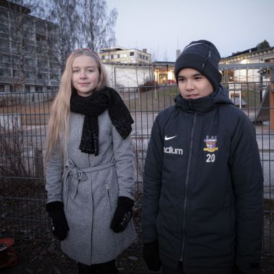 Ensimmäisen lasten oikeuksien liputuspäivän tapahtuman juontjat  SAIMI HARJU ja SAMUEL KÄHÄRI Jyväskylästä.