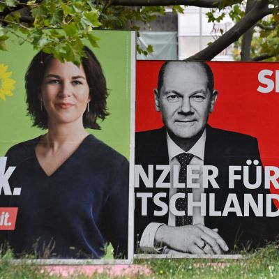 Valplakat med tyska politikerna Annalena Baerbock, Olaf Scholz och Armin Laschet.
