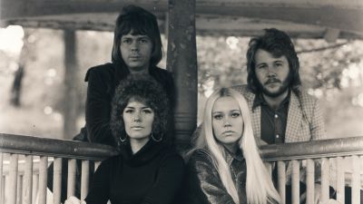 ABBA 1972 ulkona paviljongissa.