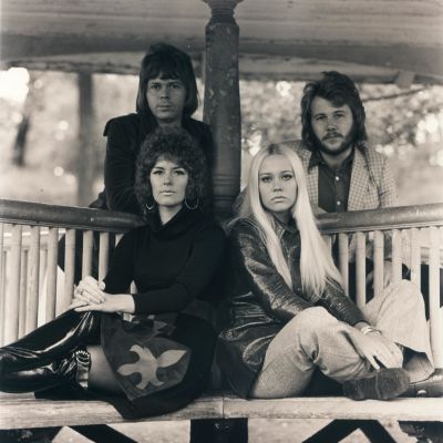 ABBA 1972 poserar utomhus i paviljong.
