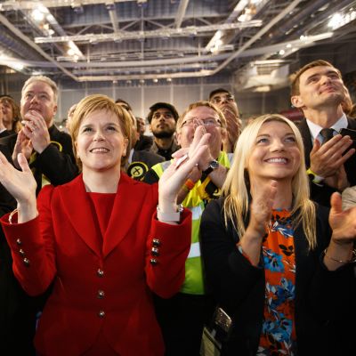 Skotlannin kansallispuolueen johtaja Nicola Sturgeon taputtaa kuultuaan vaalituloksia.