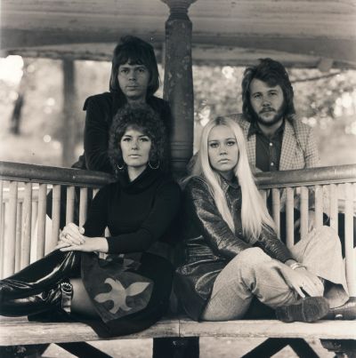 ABBA 1972 poserar utomhus i paviljong.