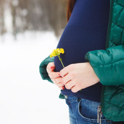 Gravid kvinna utomhus.
