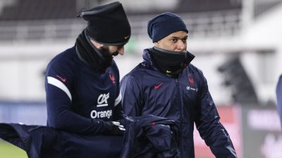 Karim Benzema och Kylian Mbappé under träning i Helsingfors.