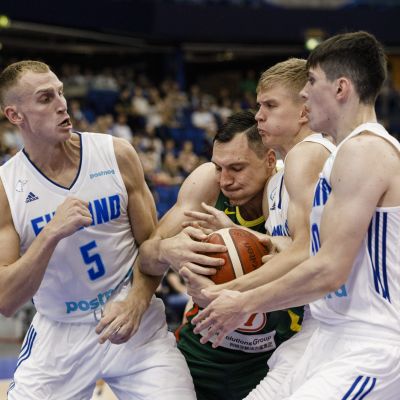 Tre finländska basketlandslagsspelare kämpar om bollen med en litauer.