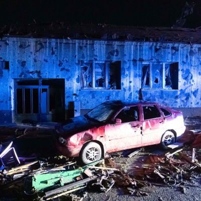 Krossade fönsterrutor, en tillbucklad bil och annat bråte på en gata i byn Hrušky. Bilden är tagen på torsdag kväll. 