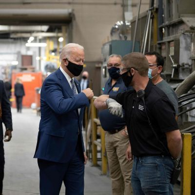 Demokraternas presidentkandidat Joe Biden besöker en fabrik i Wisconsin den 21 september 2020.