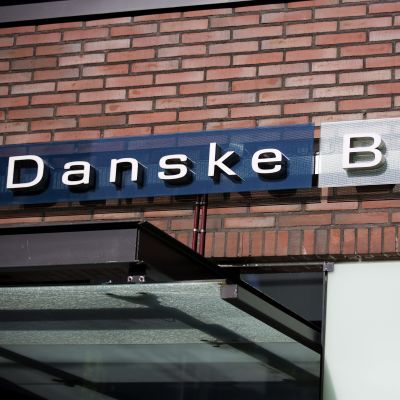 Danske banks skylt på en tegelvägg.