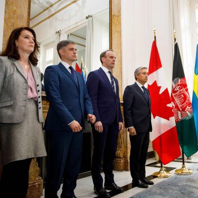 Utrikesministrar från Sverige, Ukraina, Storbritannien och Kanada står på rad vid flaggor.