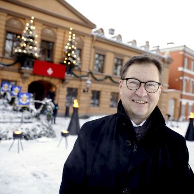 Turun kaupungin protokollapäällikkö Mika Akkanen Brinkkalan talon edustalla Turussa puoli tuntia ennen joulurauhan julistusta jouluaattona.
