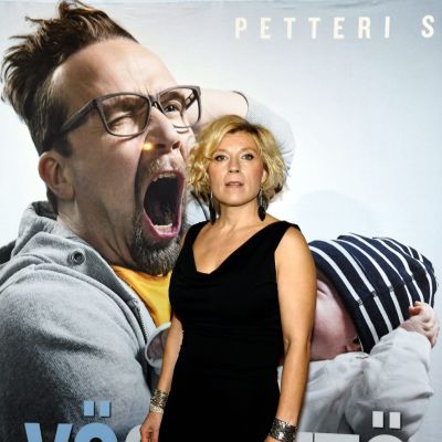 Marja Pyykkö står framför en stor plansch för sin film Yösyöttö.
