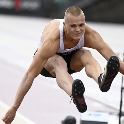 Kristian Bäck hoppar längd.