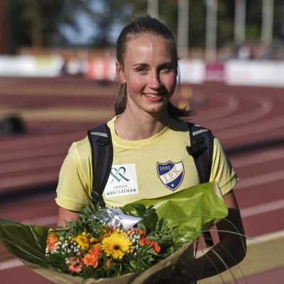 Viivi Lehikoinen har fått ta emot en blombukett.