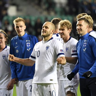 Teemu pukki och Finland jublar efter segern över Estland.