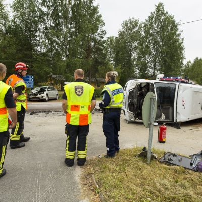 Skolbuss krockade med bil i Konnevesi.