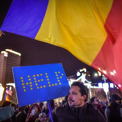 Demonstranter i Bukarest vädjade om hjälp från EU under en protest mot regeringens förslag till nya korruptionslagar 10.12.2017.