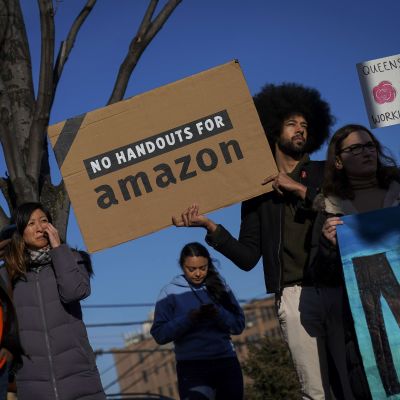 Aktivister och lokalinvånare demonstrerar mot Amazons plan att bygga sitt huvudkontor i Queens