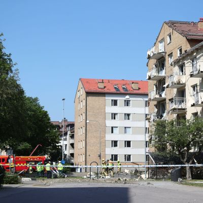 Två byggnader fick fönster och balkonger utblåsta i explosionen