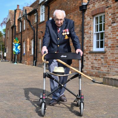 Den brittiska krigsveteranen Tom Moore promenerar med sin rollator