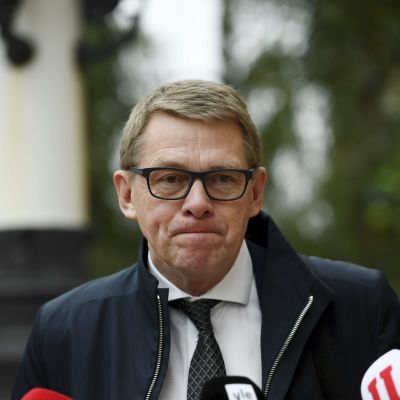 Finansminister Matti Vanhanen på Ständerhusets trappa