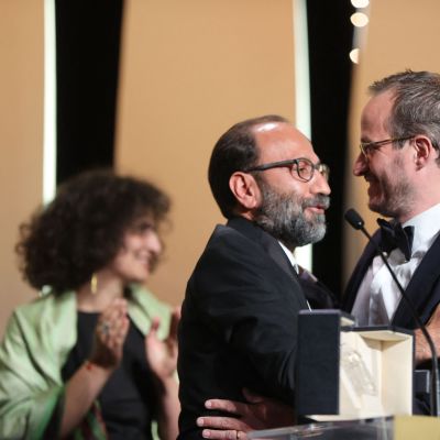 Två personer omfamnas på filmfestivalen i Cannes. 