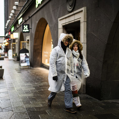 Helsingin keskustassa käytettiin sadetakkeja joulukuussa.