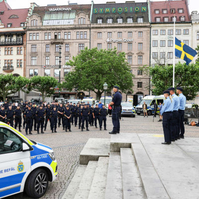 Joukko poliiseja seisoo aukiolla Malmössä.