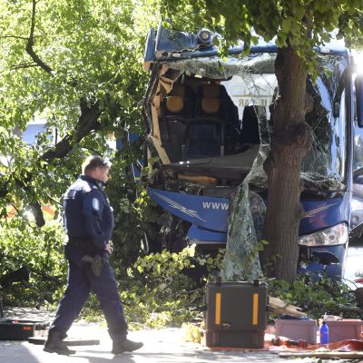 Bussolycka på Mannerheimvägen den 8 augusti 2017. Chauffören fick en sjukdomsattack, säger poilsen.