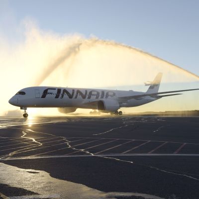 Finnairs första Airbus A350 XWB anländer till Helsingfors-Vanda flygplats.