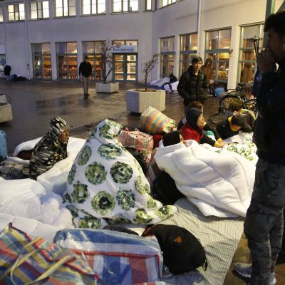 Flyktingar sover utanför migrationsverket i Malmö den 20 november.