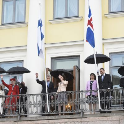 De nordiska kungligheterna står på presidentslottet balkong och vinkar till publiken i Helsingfors.