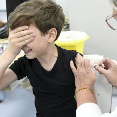 En pojke vaccineras.