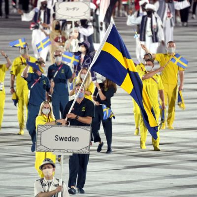 Svenska idrottare tågar in på arenan.