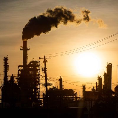 Solnedgång över oljeraffinaderiet Lyondell Basell-Houston i Texas