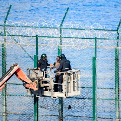 Migranter tar sig över gränsstängslet i Ceuta