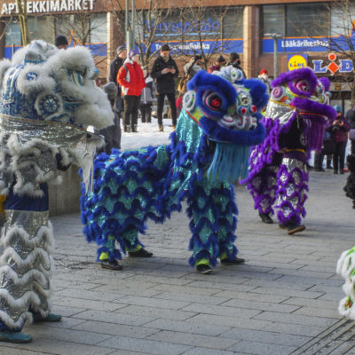 Dansande figurer i Kampen i Helsingfors under firandet av det kinesiska nyåret.