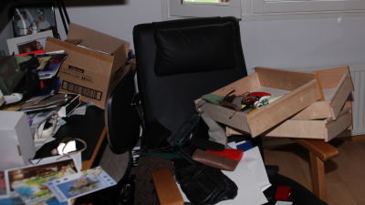 Ett stökigt rum efter att en litauisk liga gjort ett bostadsinbrott år 2012. Lådor är utdragna och ligger huller om buller.
