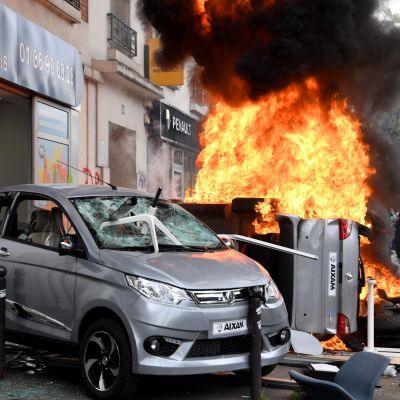 Vandaliserade bilar och motorcyklar under förstamajdemonstrationen i Paris. 