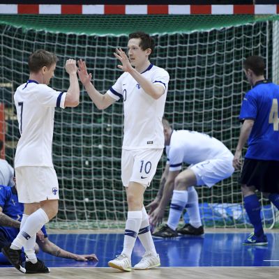 Jarmo Junno ja Juhana Jyrkiäinen tuulettavat maalia futsalin EM-karsintaottelussa Italiaa vastaan maaliskuussa 2021.