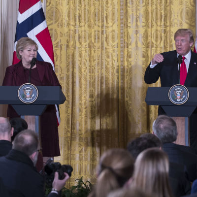 Erna Solberg och Donald Trump på en presskonferens i Vita huset.