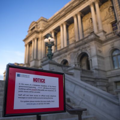 Kongressbiblioteket är stängt tills vidare, enligt skyltar som har ställts upp utanför byggnaden i Washington