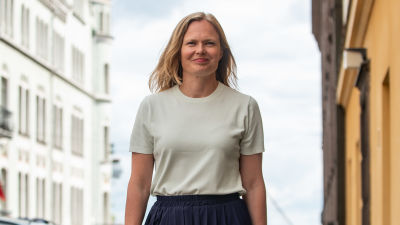 Hanna Kosonen kävelee kadulla Merihaassa.