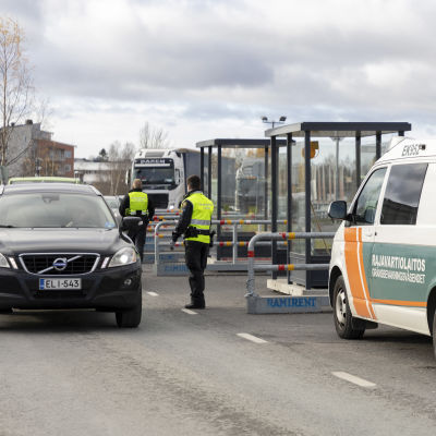 Rajavartijoita pysäyttämässä autoja Torniossa Ruotsin rajalla.