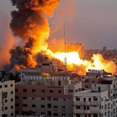 Eld och rök ovanom byggnader i Gaza.