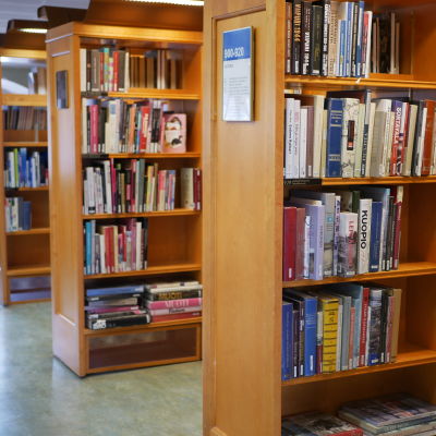 Bokhyllor vid Rikhardsgatans bibliotek.
