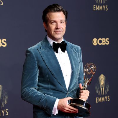 Jason Sudeikis poserar med sin Emmystatyett. Han är klädd i en blå sammetskavaj och svart fluga.